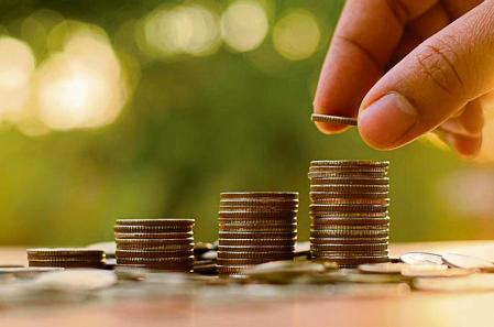 monedas apiladas representando el ahorro en la factura de la luz con soluciones de eficiencia energética en Cádiz