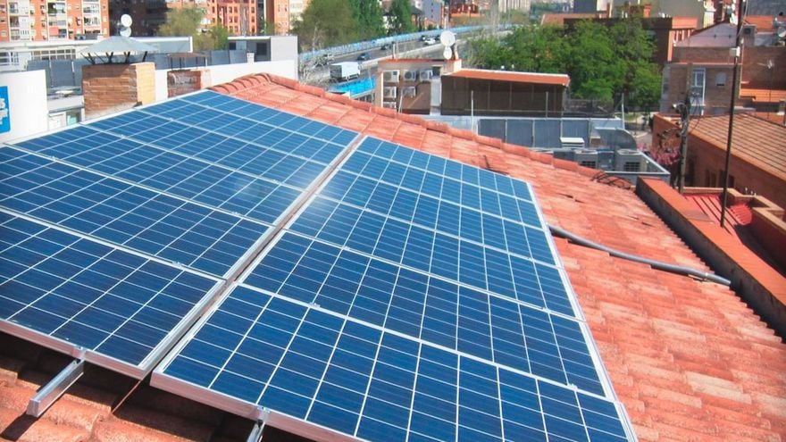 instalación de paneles solares en tejado de vivienda en Cádiz para mejorar la eficiencia energética