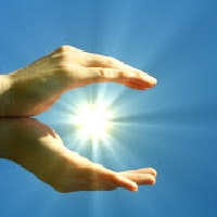 energía solar en Cádiz representada con una mano sujetando el sol como símbolo de energías renovables