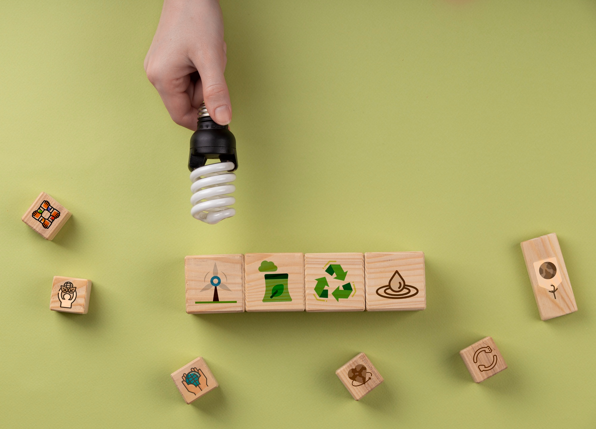 bombilla con iconos de reciclaje representando energías renovables y consumo eficiente en Cádiz